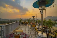 Maya's Manor, a Lake View Hotel - Desayuno