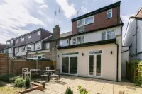 Stunning London 5 Bedroom 3 Bath House with Garden Near Hampstead Sleeps 10 - Виллы