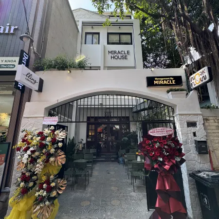Miracle Boutique Hotel - Near Tan Dinh Church Отели рядом с достопримечательностью «Парк 30/4»