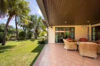 Family-Friendly 2BR Villa with Kitchen | Walk to Beach & Pool - Airport Shuttle