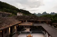Floral Hotel·Bamboo River Retreat · Zhujiang Resort: Yangshuo Li River Family River Villa Hotel di Yangshuo