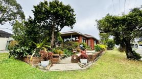 3BR Home with Pool Near Shops, M5 & Train Stations