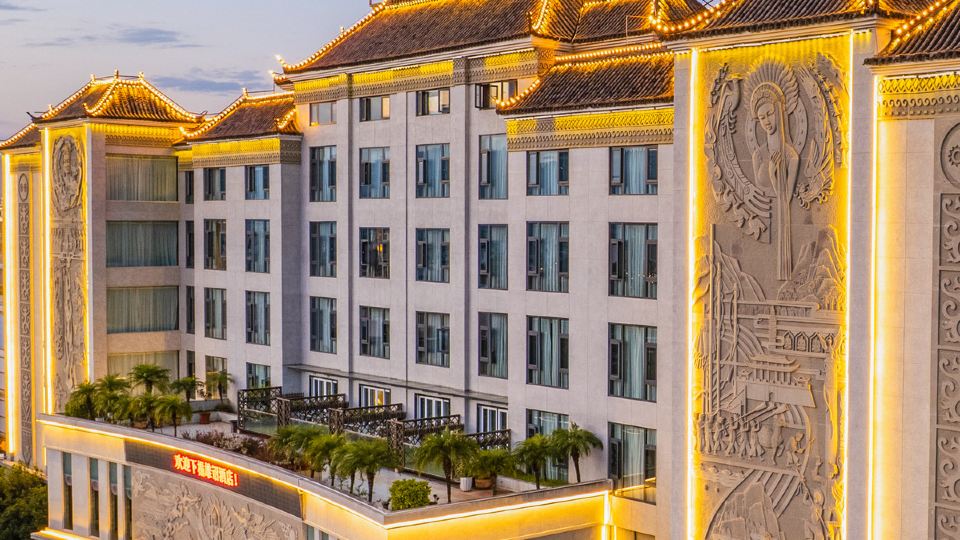 Xiongzhao Hotel (Dali Lushan Ancient City High-speed Railway Station)