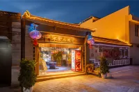Xinjia Xiaoyuan (Weishan Ancient City Store) - Mountain view