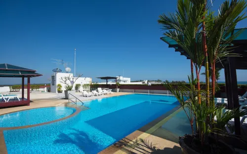 Mae Phim Beachside 1BR Condo Sleeps 3 With Rooftop Pool - Apartments