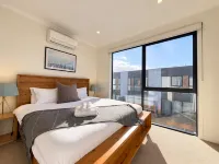 Contemporary 3BR Townhouse & Parking | CBD & Beach Nearby - บังกะโล