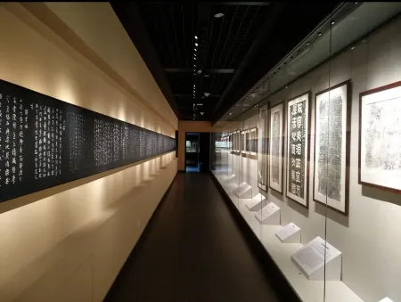 JunZhi Collection Hotel(Tianshui First Peopies HOSPITAL longcheng Square Store) Отели рядом с достопримечательностью «Tianshui Normal University»