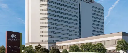 DoubleTree by Hilton Fort Lee/George Washington Bridge Отели рядом с достопримечательностью «Fort Lee Museum»