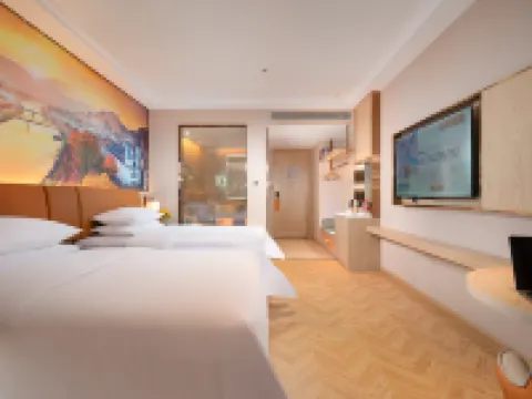 Vienna Hotel (Jiujiang De'an High-speed Railway Station Chaoyang Road Pedestrian Street) Hotels in De'an