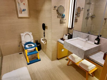 Century Runhua Hotel Отели рядом с достопримечательностью «Tianqiao Gymnasium»