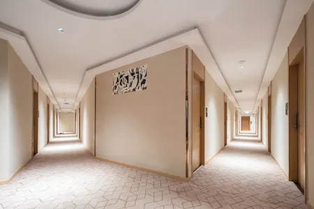 Century Business Hotel (Wuhan Sunac Zhigu Xinlu Village Subway Station) Отели рядом с достопримечательностью «Wuhan University of Science and Technology Student Working Office»