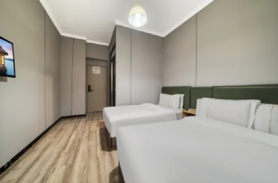 Hangzhou Lakeside Hostel (West Lake Broken Bridge Canxue Branch) Hotels near 白堤
