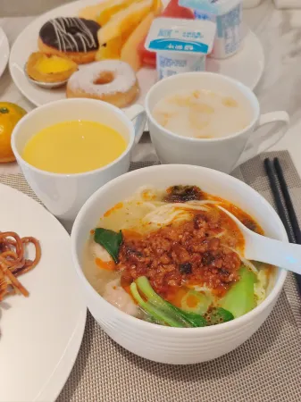 SFEEL Designer Hotel (Leshan Giant Buddha Shangzhongshun) Отели рядом с достопримечательностью «CPC Leshan Committee Party School»