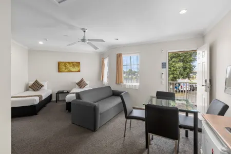 BKs Pioneer Motor Lodge