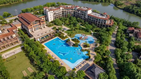 Crowne Plaza Huzhou Отели рядом с достопримечательностью «Qianyuan Garden»