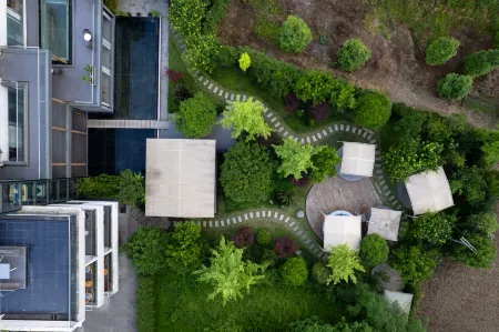 Yinyi Tianju Yueshui Homestay (Qingchengshan Branch) Отели рядом с достопримечательностью «Chengdu Neusoft University»