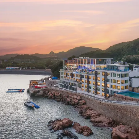 Cliff Mountain and Sea Residence