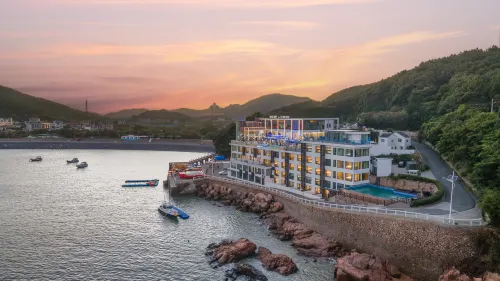 Cliff Mountain and Sea Residence