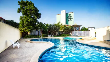 B2 Premier Hotel & Resort Отели рядом с достопримечательностью «Faculty of Veterinary Medicine Chiang Mai University»