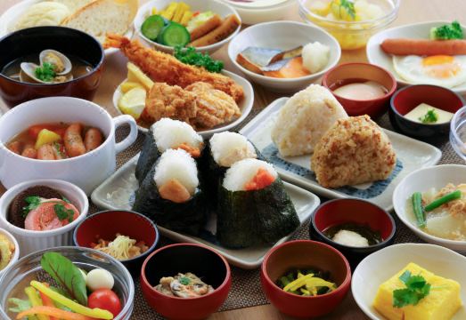 호텔 객실 내부의 깔끔한 인테리어