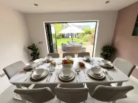 Luxury Family Home in Central Windsor with Large Garden, Games Room & Parking