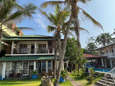 Pearl Island Beach Hotel Отели рядом со станцией Hikkaduwa Railway Station