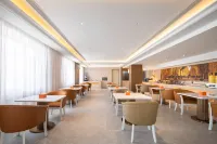 Vienna Hotel (Yingkou Dashiqiao Municipal Government Railway Station) - parking