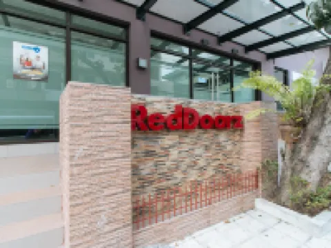 RedDoorz Plus @ Evangelista Street Makati โรงแรมในมาคาติ