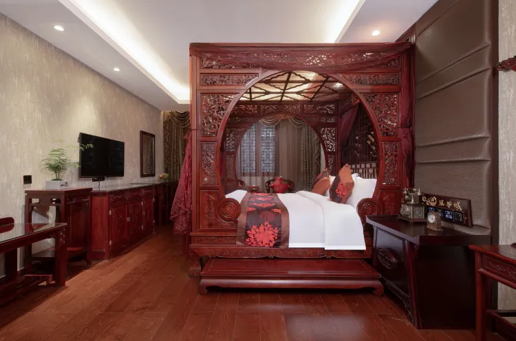 Fenghuang Ancient Town Boutique Hotel（ Heart of the ancient town