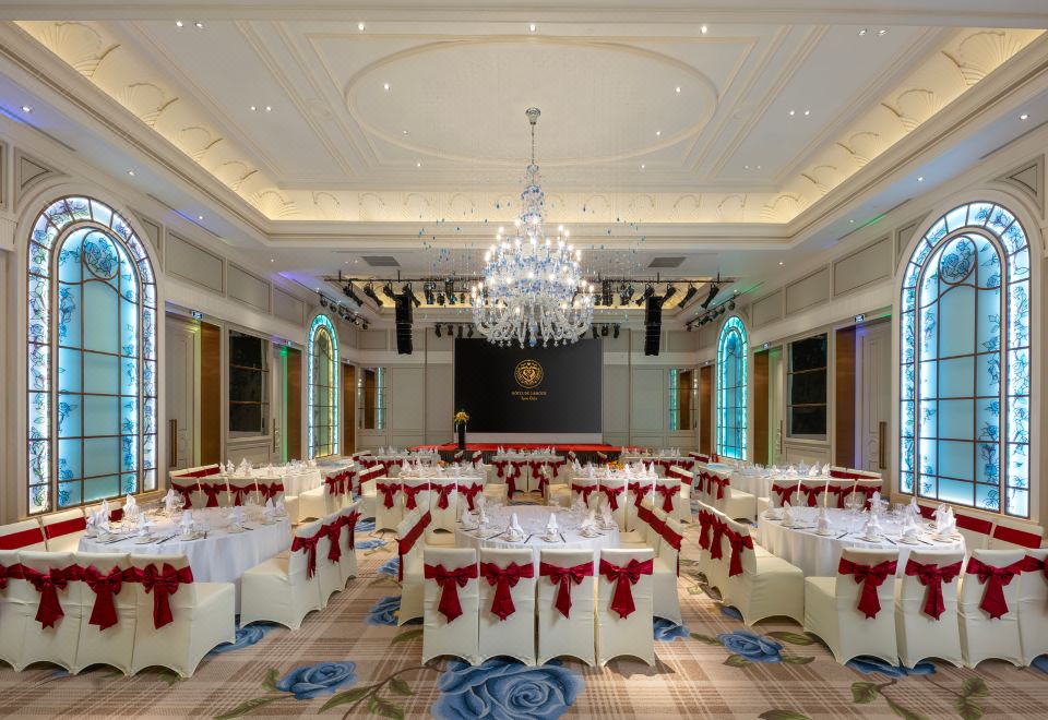 3. Hotel De..