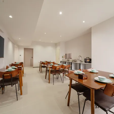 Tang·Xia Hotel (Guanghan North Station Jinyan Lake Park)