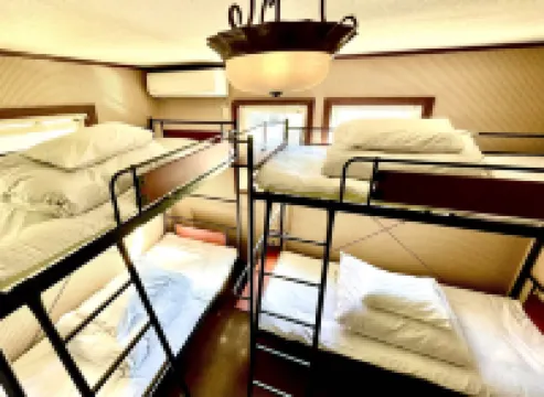 Iza Kamakura Guest House and Bar