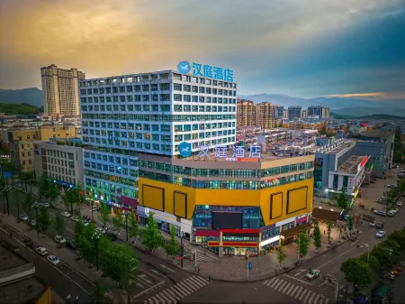 HanTing Hotel (Yibin Pingshan Mahu Park) Отели рядом с достопримечательностью «Pingshan County Mahu Park»