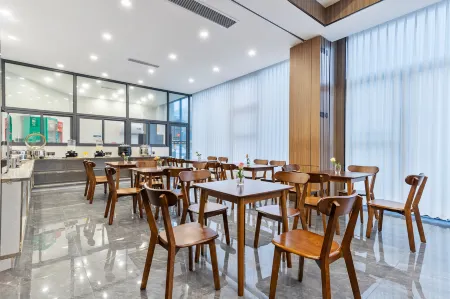 Shehong Mingke Grand Hotel (Ziyun Park) Отели рядом с достопримечательностью «Shehong Gymnasium»