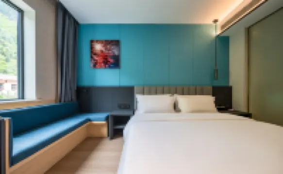 โรงแรม R ROYALSS (ศูนย์บริการนักท่องเที่ยวพื้นที่น่าสนใจทางประวัติศาสตร์และทิวทัศน์ จิ่วจ้ายโกว)