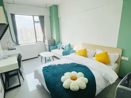 Qiyue Luxury 8K Projection Homestay (Guangxi University 33rd Middle School Subway Station)