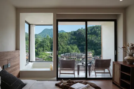 Gaojian Zhaiding Homestay (Zhaoxing Dong Village) Отели рядом с достопримечательностью «Tang An Dong Village»