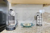 Strip-Side Villa 5Br3BA, Pool, Mini Golf, Karaoke