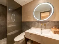 Floral Hotel·Yinshi·Yi Chang'an Hotel (Xi'an Zhonggulou Sajinqiao Subway Station) Hotels near Lianhu