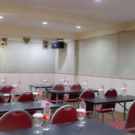 Front One Inn Semarang