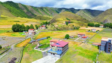 Xinduqiao Town Snowland Green Sea Manor Отели рядом с достопримечательностью «Tagong Grassland»