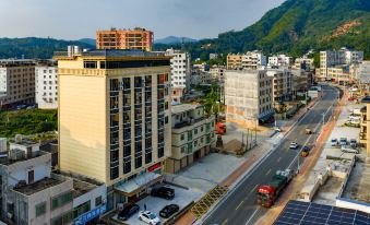 Longchuan Yibao Hotel