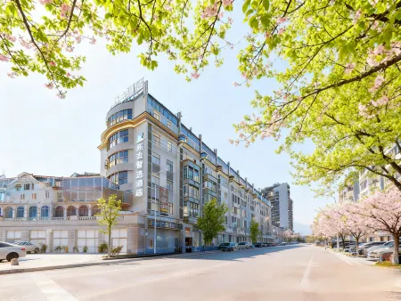 Lequ Zhixuan Hotel (Guanghan Bailun Plaza Kemao College) Отели рядом с достопримечательностью «Jinyan Square»