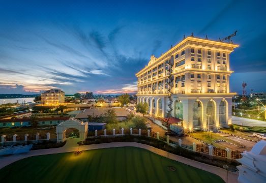 ST Hotel Wattay Airport - Housity