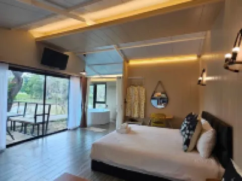 เนเชอรัล ปาร์ค รีสอร์ท เดอ วังทอง โรงแรมในอำเภอ วังทอง