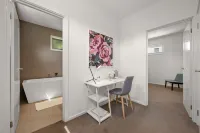 Relaxing Getaway Oasis with Patio in Charming Kew