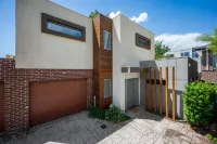 Relaxing Getaway Oasis with Patio in Charming Kew