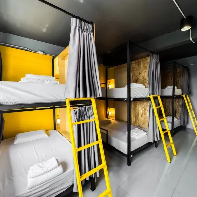 Room 22 Hostel - near Chinatown Các khách sạn gần Trường Debsirin