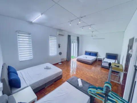 Tanjung Bungah Semi-D | Beach | 20 Pax | 6 Cars