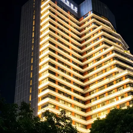 CNHOL RADIENT HOTEL Отели рядом с достопримечательностью «Торговый центр La Perle»